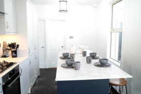 The Cecil 4-Bedroom House with Parking
